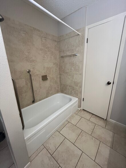 Hall bath - 6160 Denis Ln