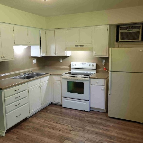 Building Photo - 1003 Colonial Dr