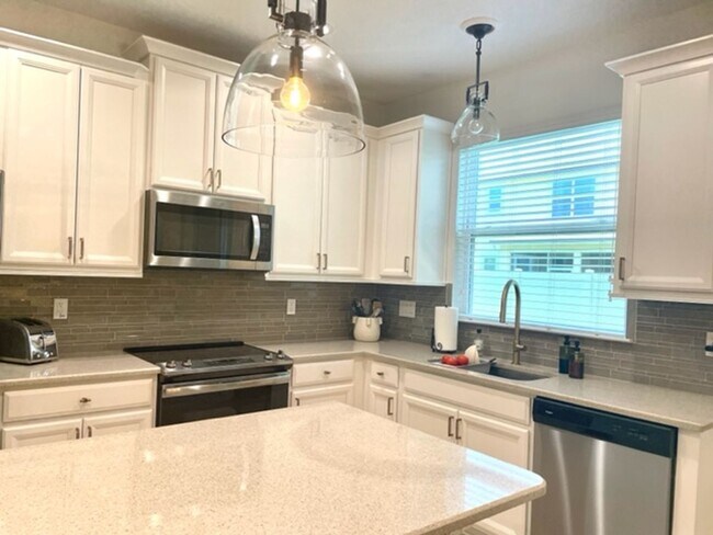 Building Photo - 3/2.5 ANNUAL/FURNISHED  TOWNHOUSE- GORGEOU...
