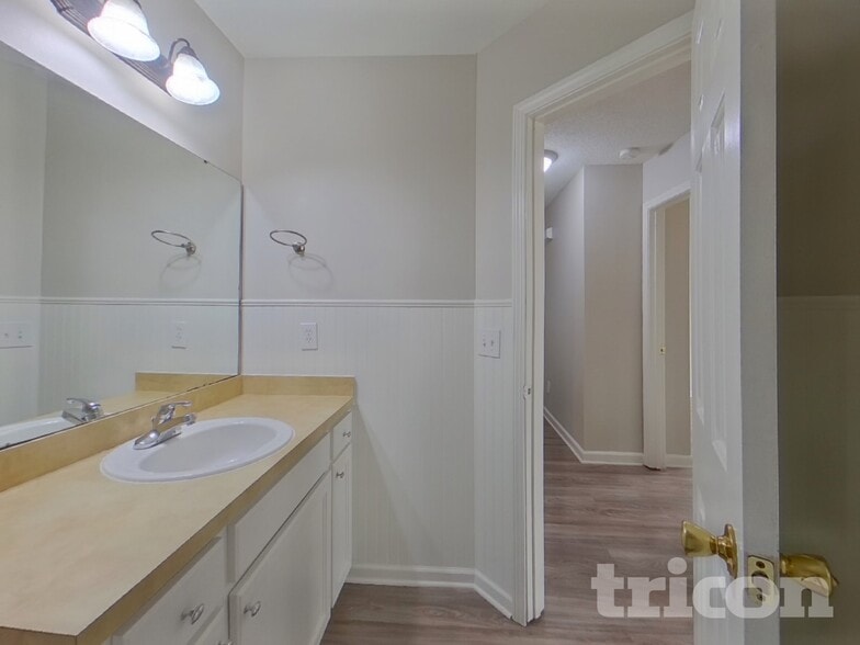 Building Photo - 608 Cottontail Ct N
