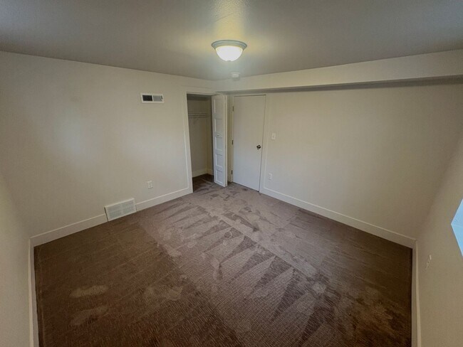 Building Photo - 4-bedroom, 2.5-bath home located on Poly.