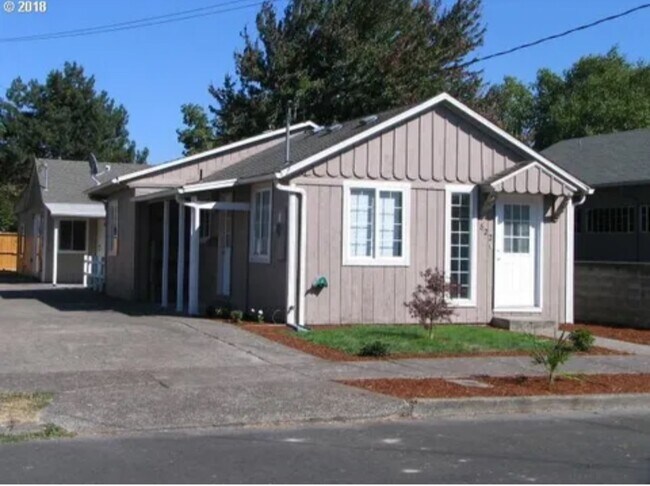 Building Photo - 822 NE Ford St