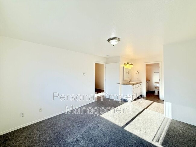 Building Photo - 3412 NE 66th Ave