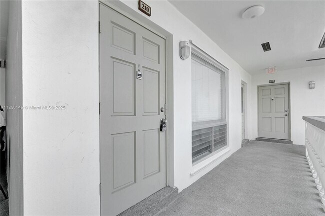 Building Photo - 5450 Hollywood Blvd