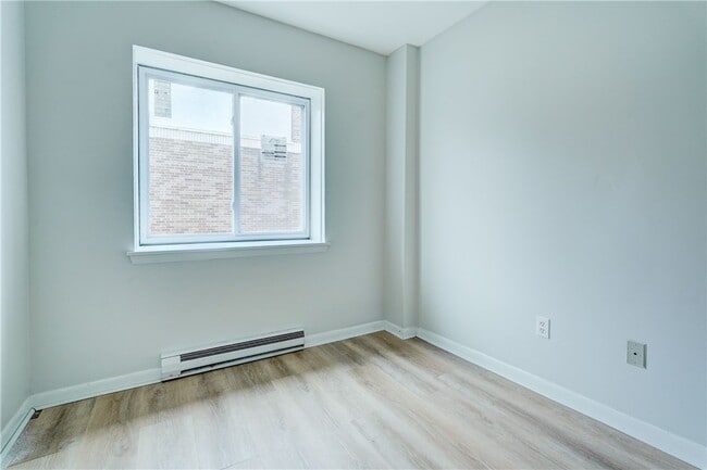 Building Photo - 400 Main St