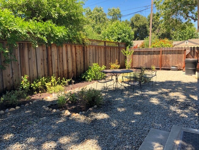 Building Photo - Charming Menlo Park Home in Picturesque Ne...