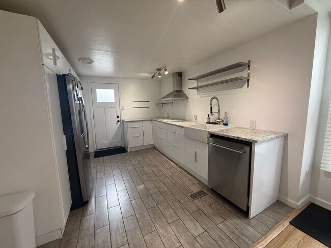 Building Photo - Modern 3-Bedroom Retreat in the Heart of C...