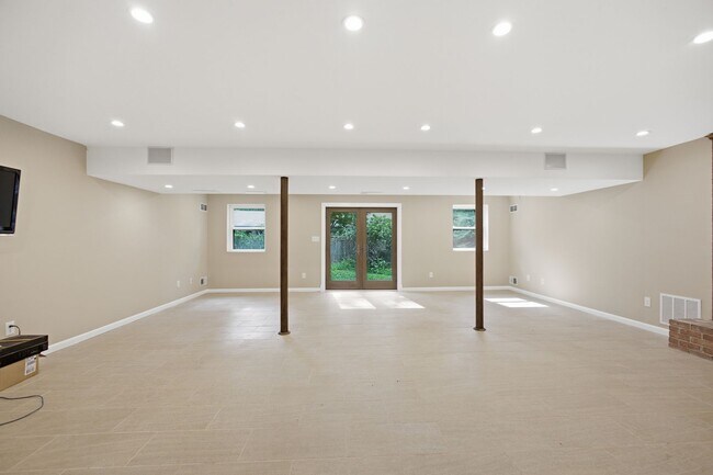 Building Photo - 10715 Clermont Ave