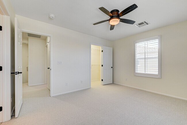 Building Photo - Stylish Townhome with Private Patio!
