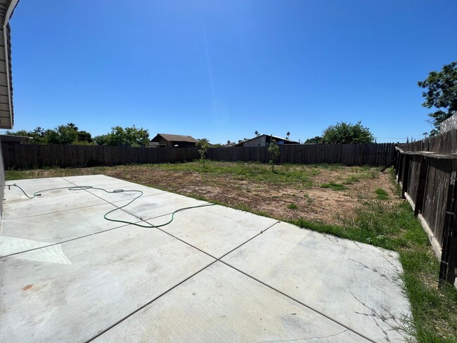 Building Photo - 3 bedroom and 2 bathroom home! AVAILABLE J...