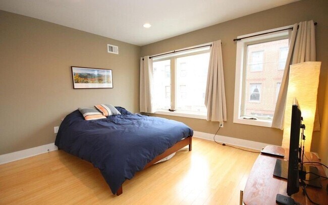 Building Photo - 513 Manton St