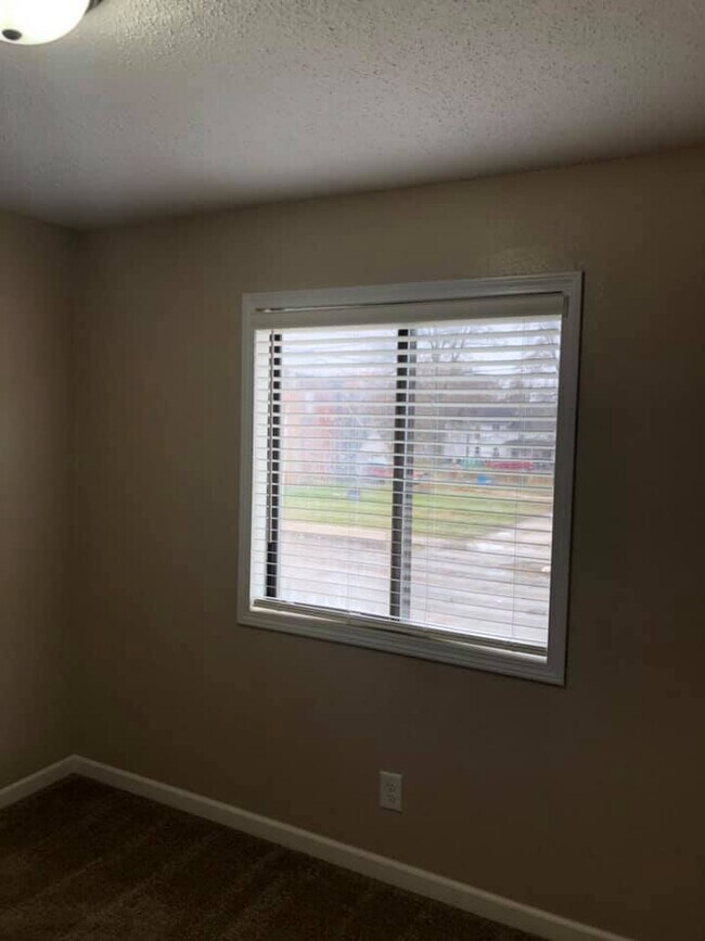 Building Photo - 411 Packwaukee St