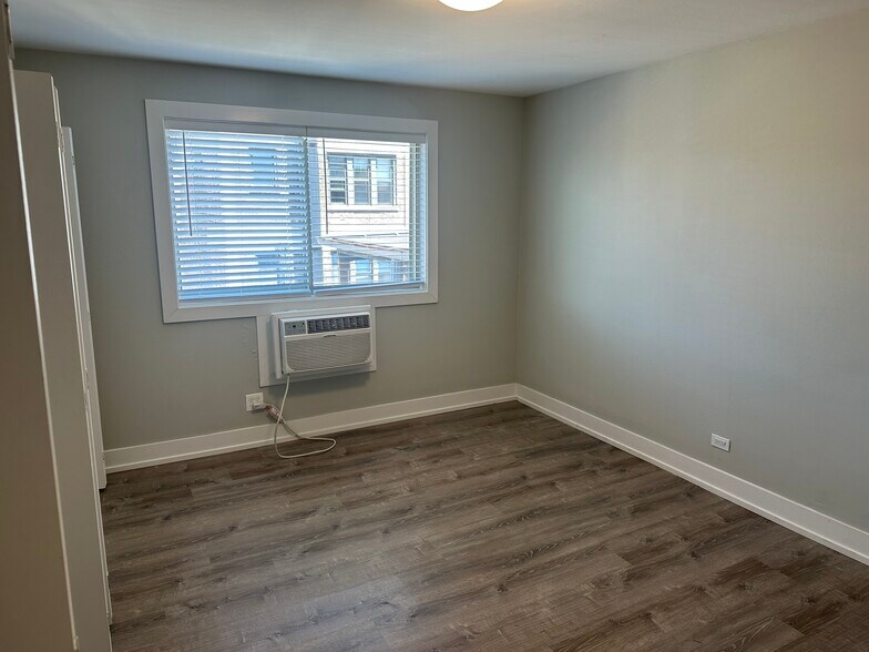 Building Photo - 542 W Surf St