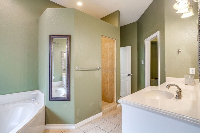 Building Photo - Well Maintained Home in SW Fort Worth!