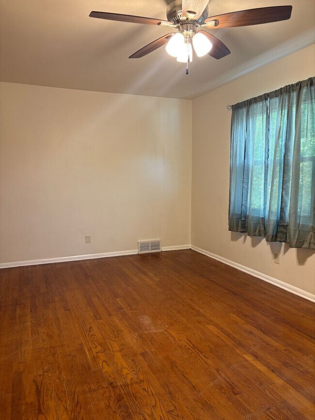 Building Photo - 4401-4407 Eastridge Dr