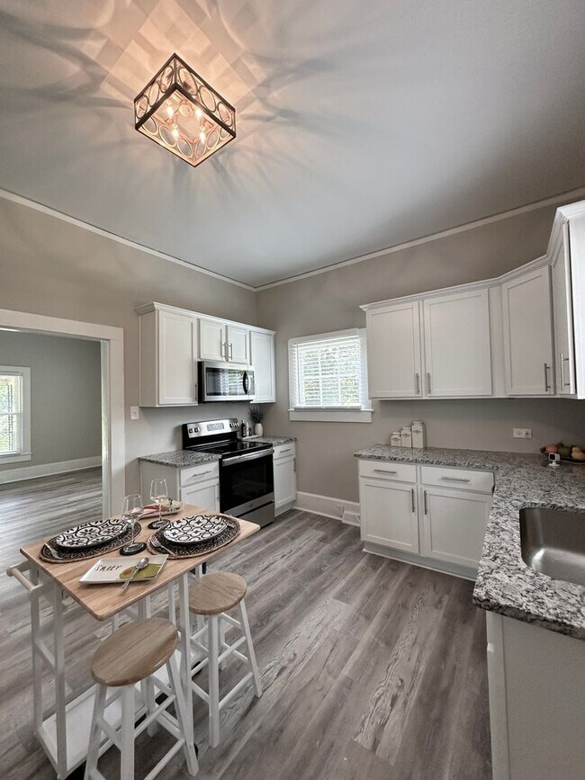 Building Photo - Beautifully Renovated 2 Bedroom 1 Bathroom...