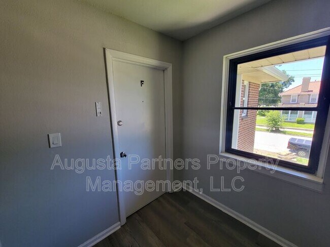 Building Photo - 112 3rd St