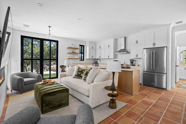 Building Photo - 2701 Bumble Bee Dr