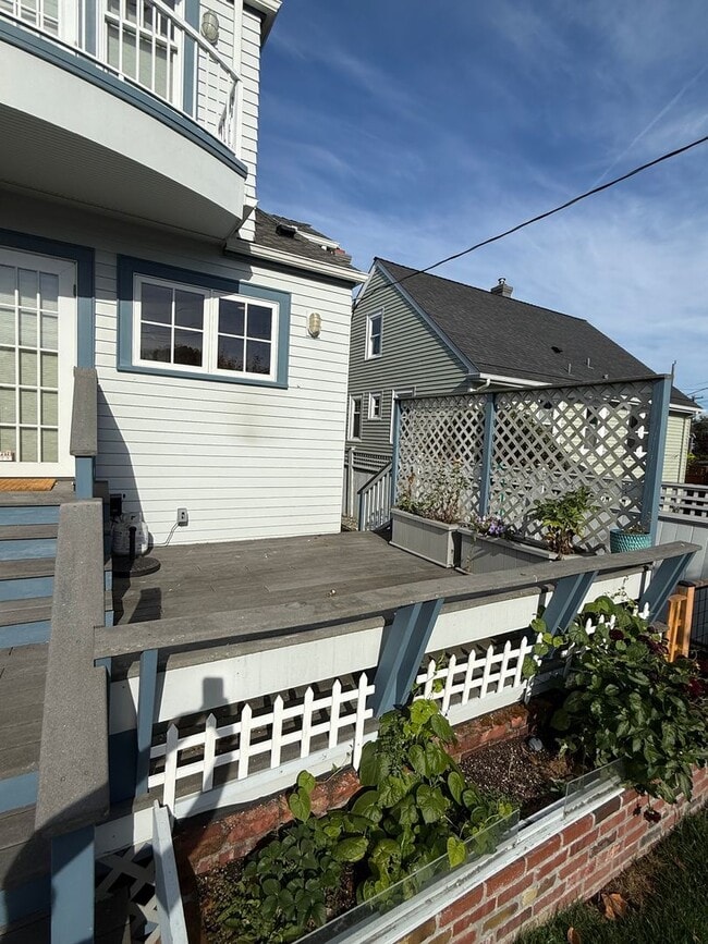 Building Photo - 3BR Tudor Home 1/2 Block from Greenlake!