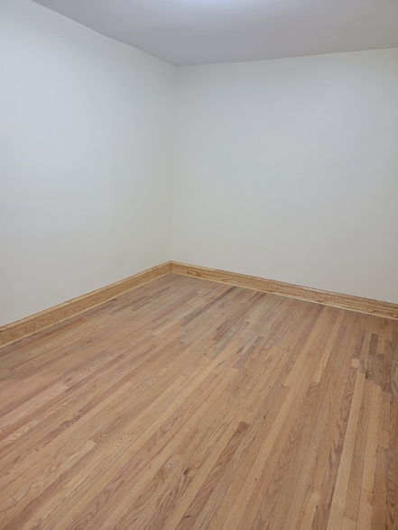 Building Photo - 4830 W Oakdale Ave