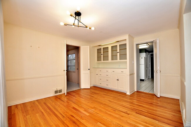 Building Photo - 19 Seneca Rd