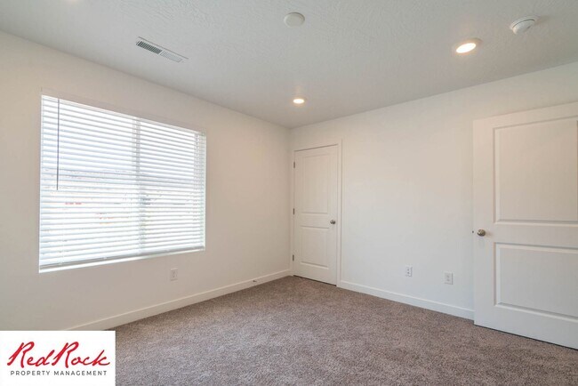 Building Photo - 3316 E Elkhorn Ln