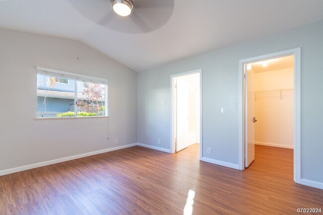 Building Photo - Immaculate 3bd/2.5 SF Home With Upstairs O...