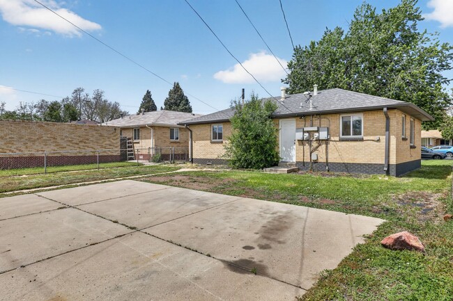 Building Photo - 2 bed 1 bath - Remodeled Home in Denver!