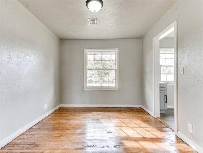 Building Photo - 512 SW 49th St