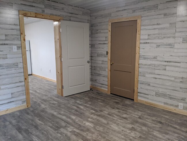 Building Photo - 410 W Maple St