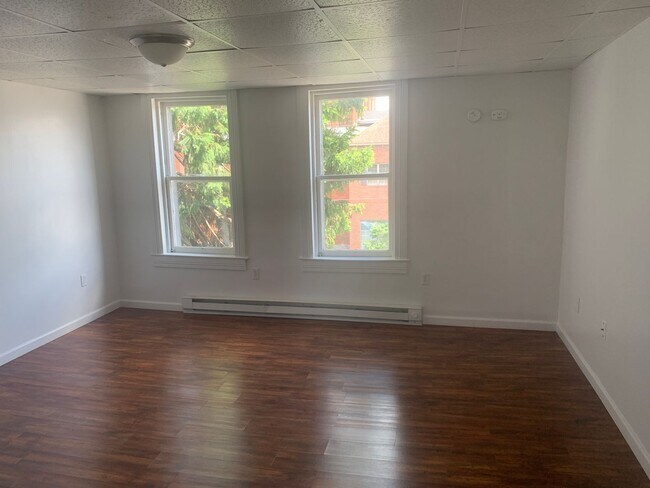 Building Photo - Spacious 3rd floor efficiency York City