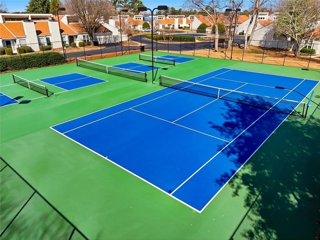 Building Photo - 813 Serramonte Dr