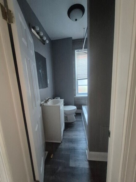 Building Photo - 114 N Yewdall St