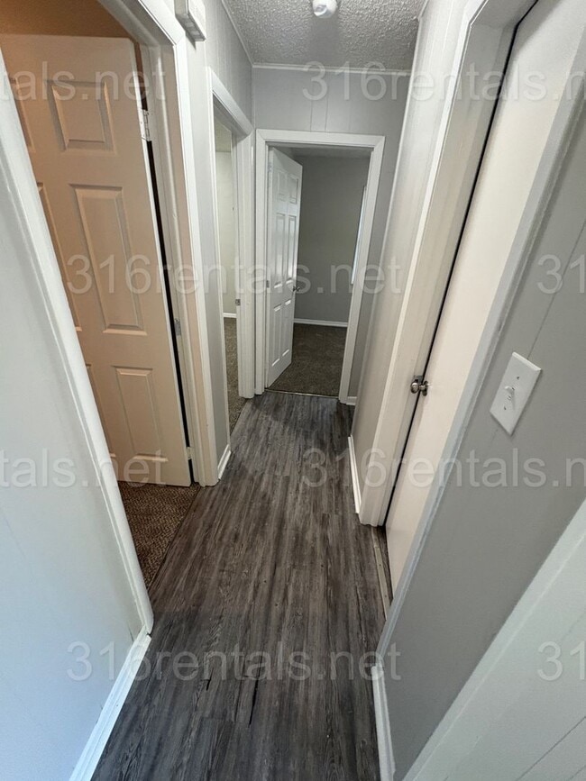 Building Photo - $925 - 3 bedroom / 1 bathroom - Single Fam...