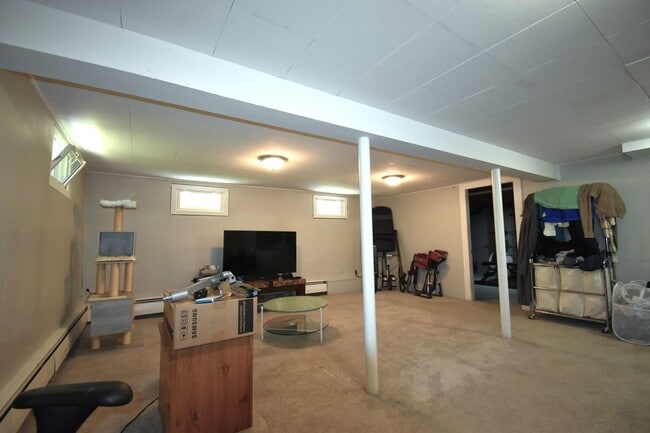 Building Photo - Impeccably maintained & updated 3 bedroom ...