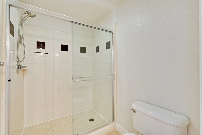 Building Photo - Large 2BR/2BA Condo with Spacious Balcony ...