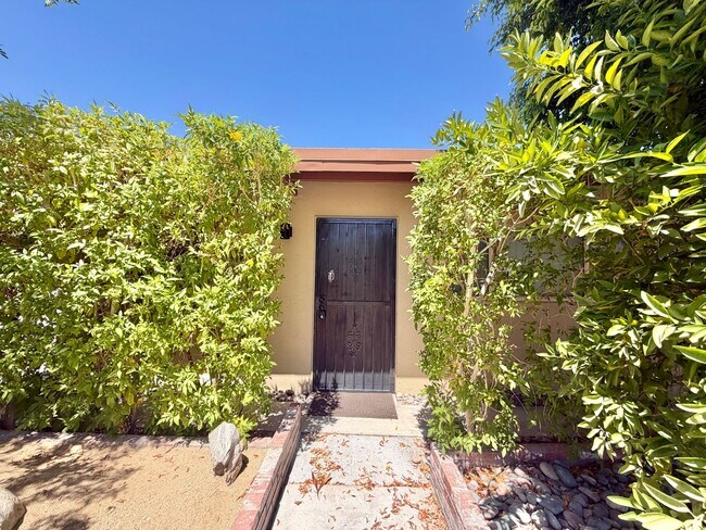 Building Photo - AVAILABLE NOW!! Studio Apartment in Palm Springs!