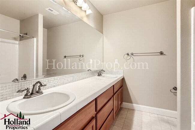 Building Photo - Your Dream Home Awaits – Spacious, Inviting & Full of Charm!