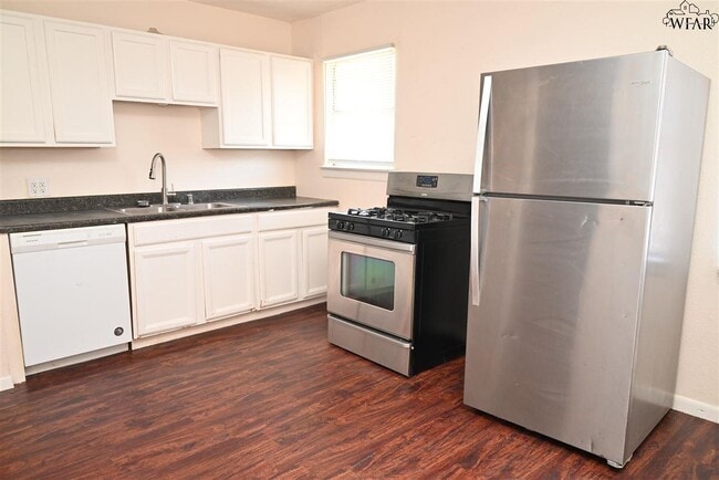 Building Photo - 1421 Harris Ln