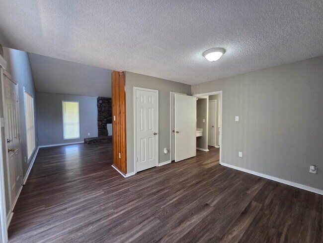 Building Photo - 6369 Golden Park Dr