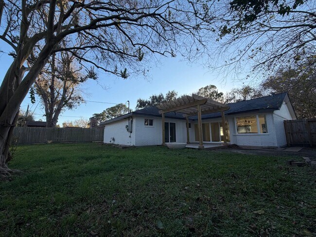 Building Photo - 2618 Pine Village Dr