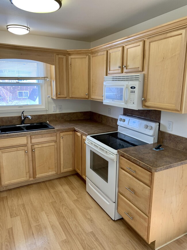 Building Photo - 3895 Kitt Dr
