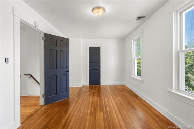 Building Photo - 22 Sycamore Ln