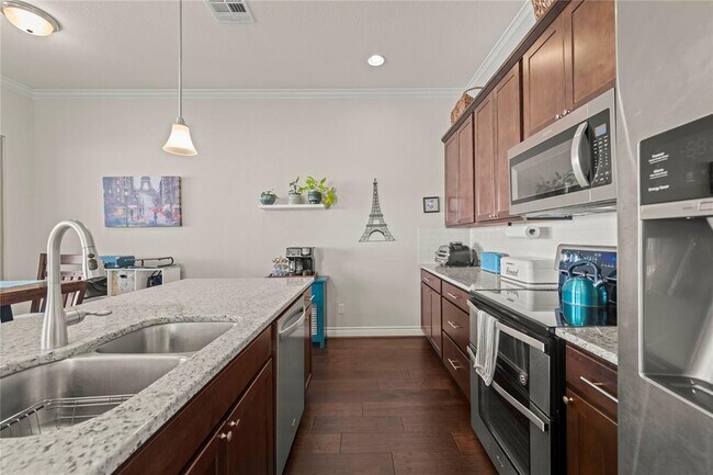 Building Photo - 1201 Highknoll Ln
