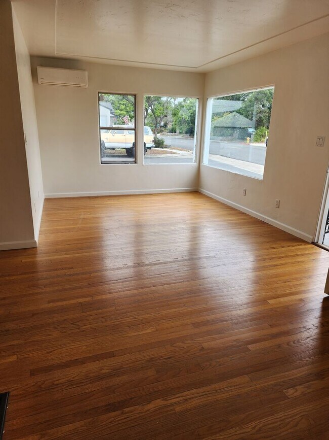 Building Photo - 3870