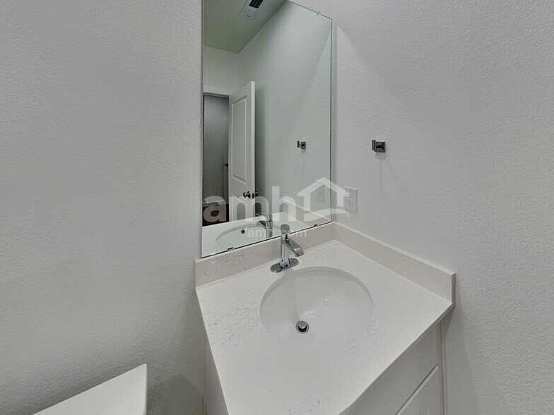 Building Photo - 26105 E Calhoun Pl