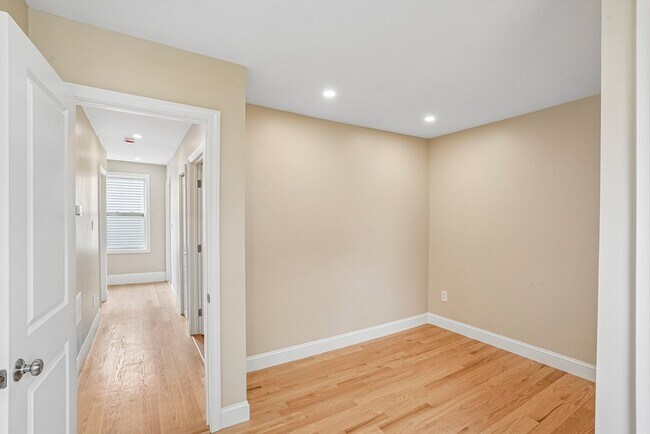 Building Photo - 559 Winthrop St