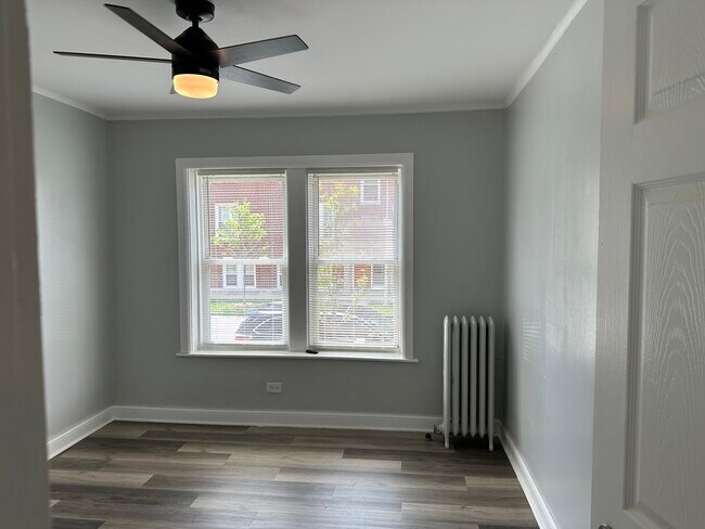 Building Photo - 4056 W Dickens Ave