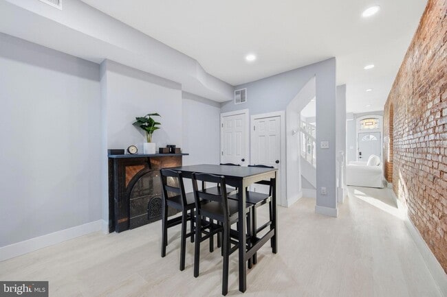 Building Photo - 1015 Riverside Ave