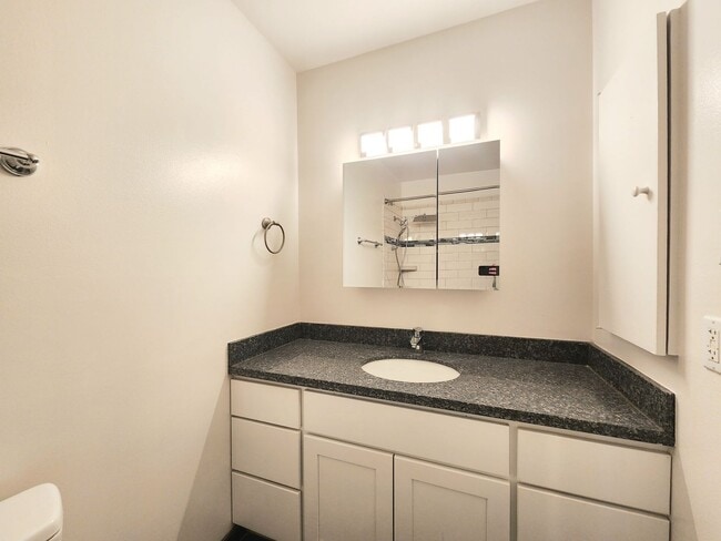 Building Photo - Top floor large 2 bed 2 bath open views at Woodlake